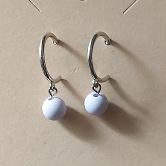 Hello ladies I am selling all the fashion earings for sale each $35.00 . - Picture 5 of 11